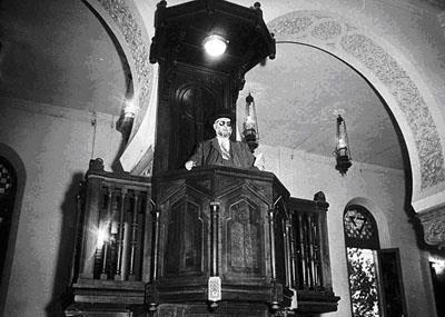Rabbi david ashkenazi 1898 1983 donnant un sermon dans la grande synagogue d oran